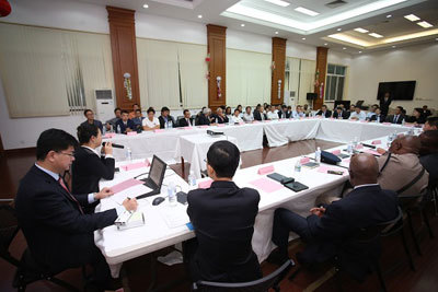 筑牢海外安全防线——驻牙买加使馆举办领事保护四方联席会议并开展经济贸易咨询服务